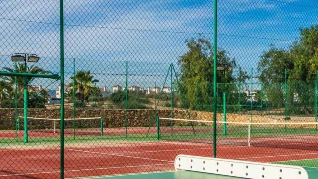 Tenis a/nebo squash v ubytování La Torre Golf Resort nebo okolí