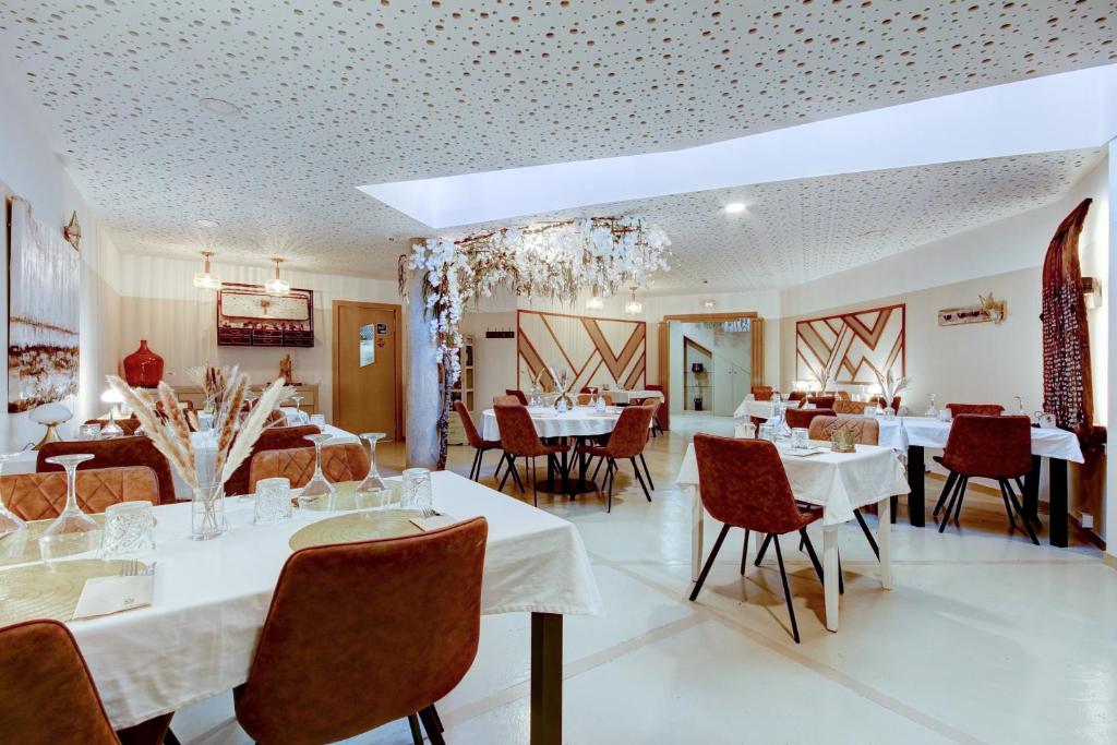 A restaurant or other place to eat at Hotel de Riu Boutique