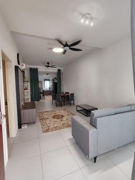 Cosy Townhouse in Tasek Gelugor - Casa De Tres Dormitorios