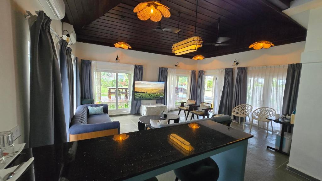 TV a/nebo společenská místnost v ubytování ETHER Marari Beachfront
