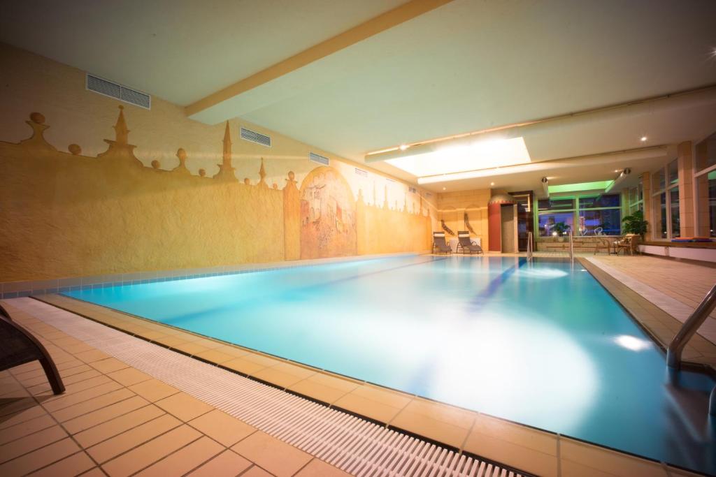 a large swimming pool in a building at Hotel Klosterhotel Ludwig der Bayer in Ettal