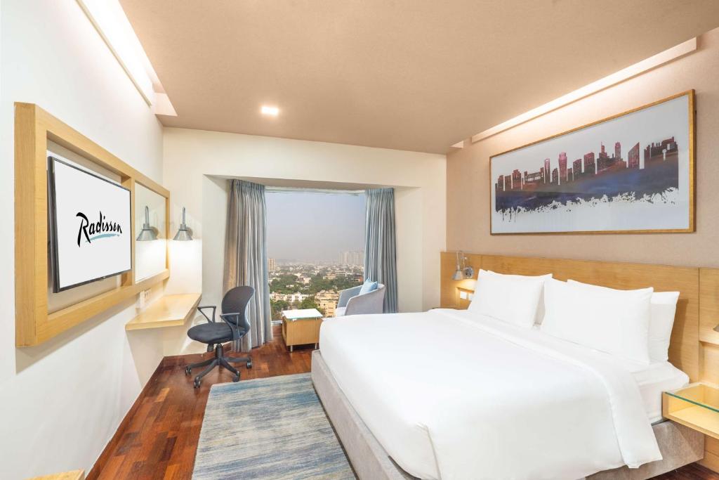 Postel nebo postele na pokoji v ubytování Radisson Gurugram Sohna Road City Center
