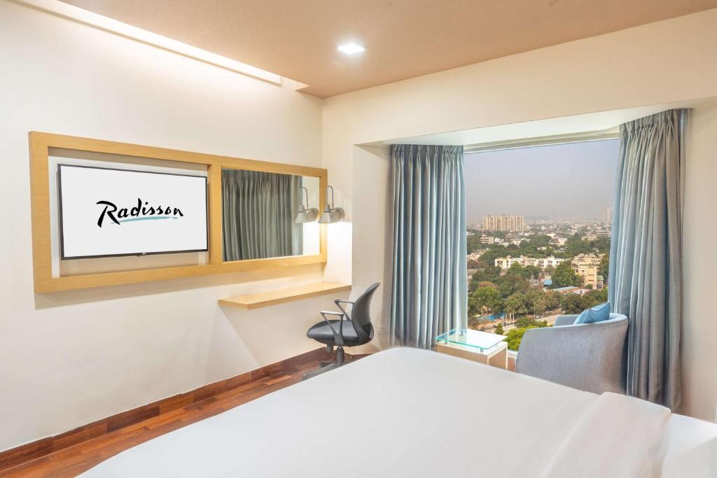 Postel nebo postele na pokoji v ubytování Radisson Gurugram Sohna Road City Center