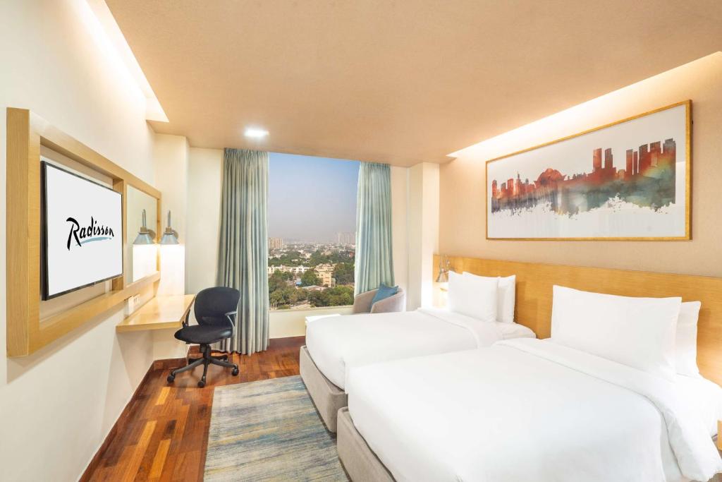 Postel nebo postele na pokoji v ubytování Radisson Gurugram Sohna Road City Center