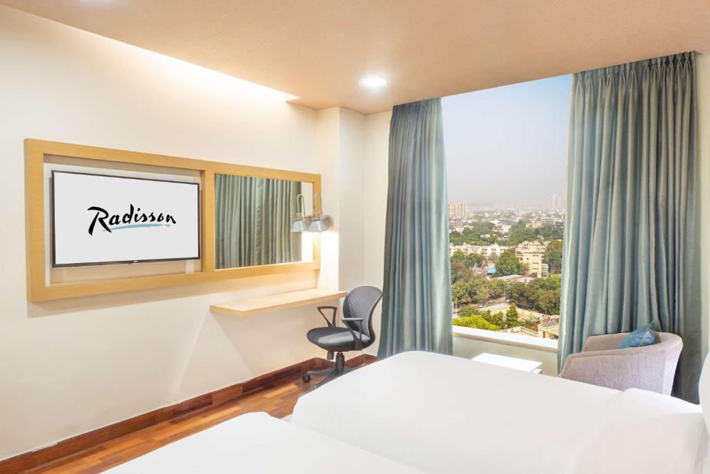 Postel nebo postele na pokoji v ubytování Radisson Gurugram Sohna Road City Center