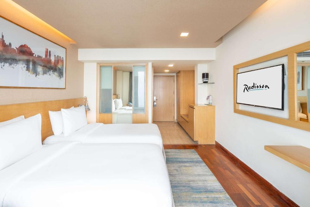 Postel nebo postele na pokoji v ubytování Radisson Gurugram Sohna Road City Center