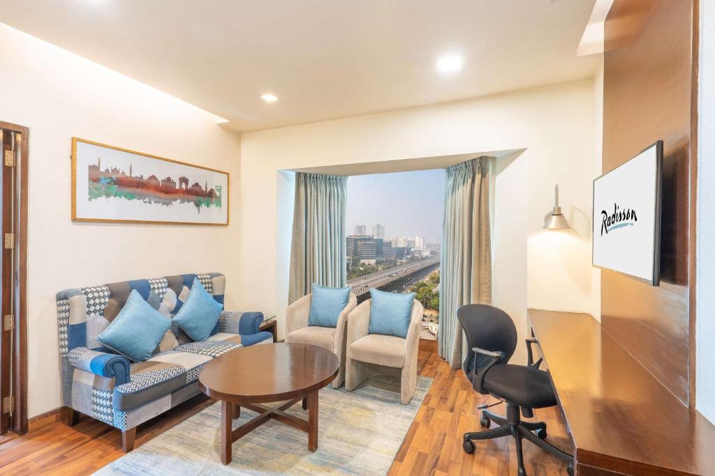 Posezení v ubytování Radisson Gurugram Sohna Road City Center