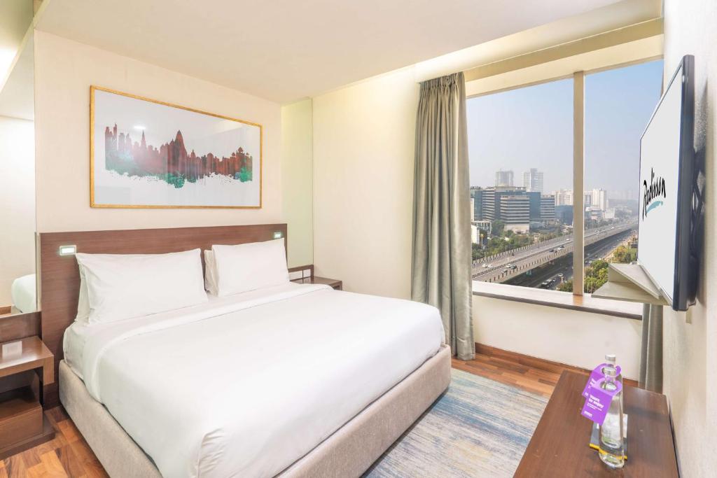 TV a/nebo společenská místnost v ubytování Radisson Gurugram Sohna Road City Center