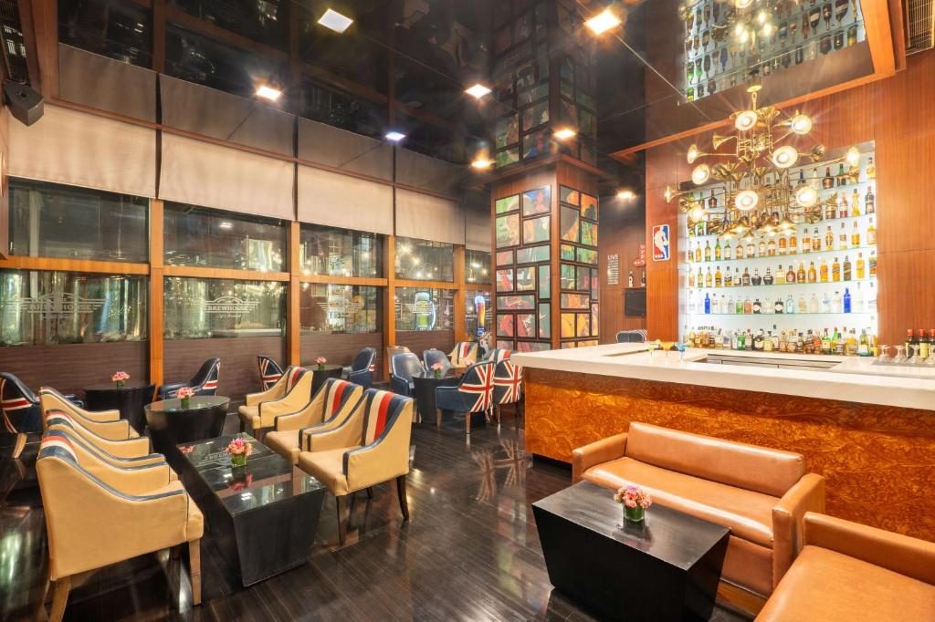 Lounge nebo bar v ubytování Radisson Gurugram Sohna Road City Center