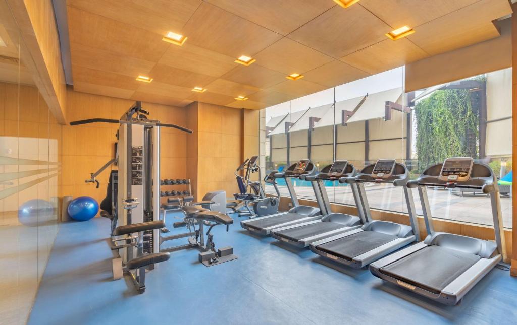 Fitness centrum a/nebo fitness zařízení v ubytování Radisson Gurugram Sohna Road City Center