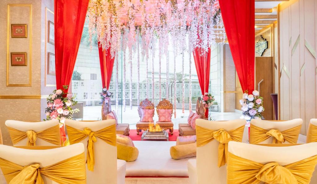 Posezení v ubytování Radisson Gurugram Sohna Road City Center