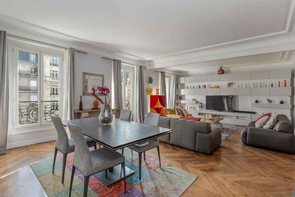 un salon avec une table et des chaises dans l'établissement 4 Bedroom Avenue Kléber, à Paris