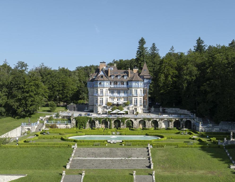 une grande maison avec un jardin devant dans l'établissement Château des Avenieres, à Cruseilles