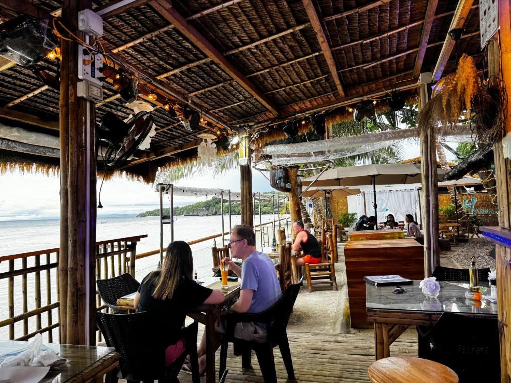 Restaurace v ubytování Hydrogen Beach Bar and Resort