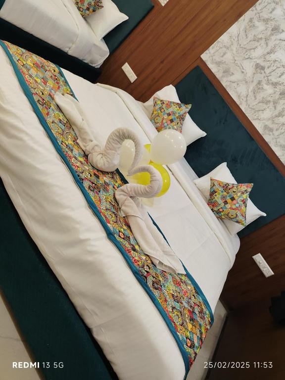 Postel nebo postele na pokoji v ubytování Nishant Palace