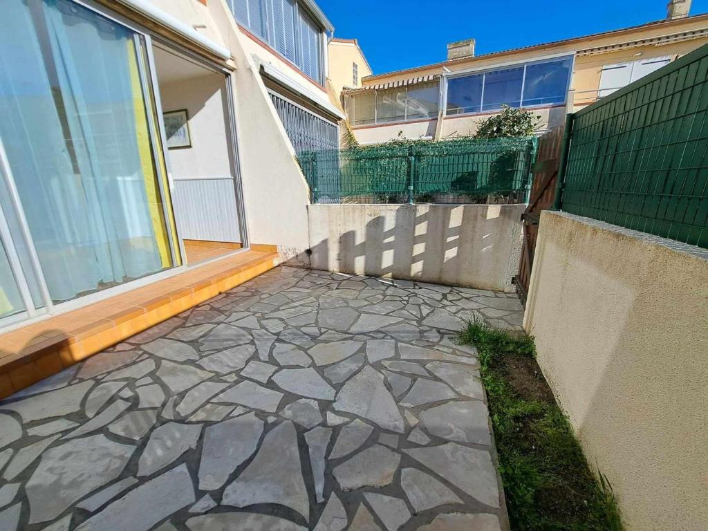 une passerelle en pierre devant un bâtiment dans l'établissement Appartement 2 pièces RDC avec Parking, Terrasse - FR-1-326-439, à Le Castellas