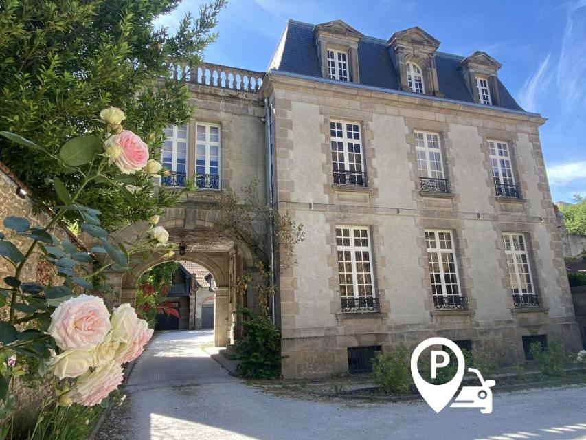 un edificio con un cartel delante en La Villa Beaupeyrat - Apparthôtels de charme dans bâtisse de caractère à 400m du cœur de ville de Limoges, en Limoges