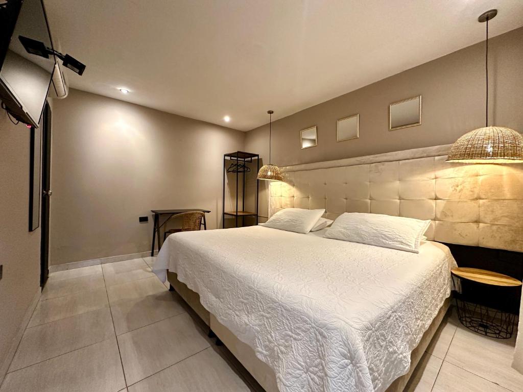 Postel nebo postele na pokoji v ubytování Hotel Londres