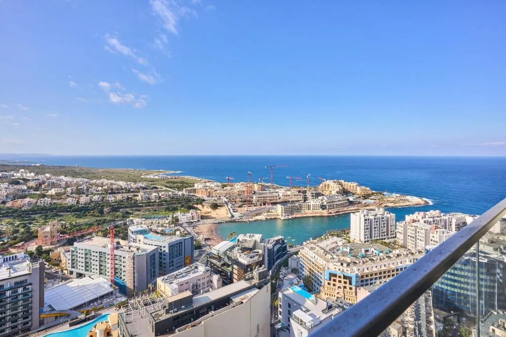 Enchanting One-Bedroom Apartment on 25th Floor