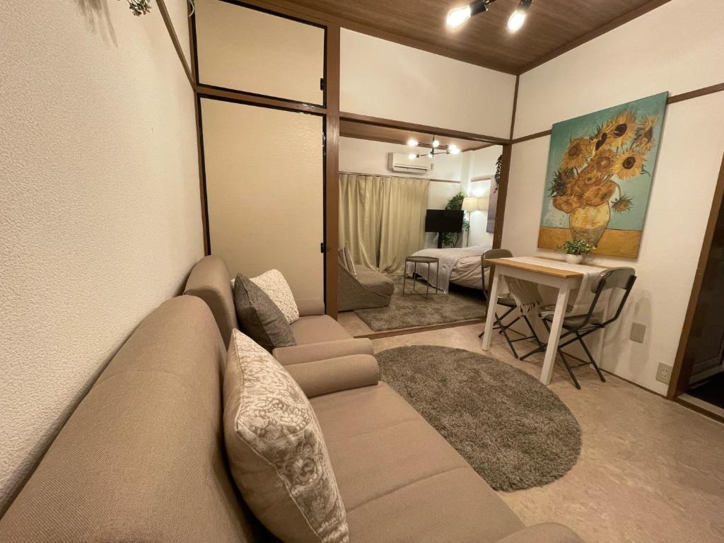 Posezení v ubytování NEW-OPEN Best Shinjuku Modern Full-furnished Family size Apartment5 ONLY 2min to Shinjuku by Train