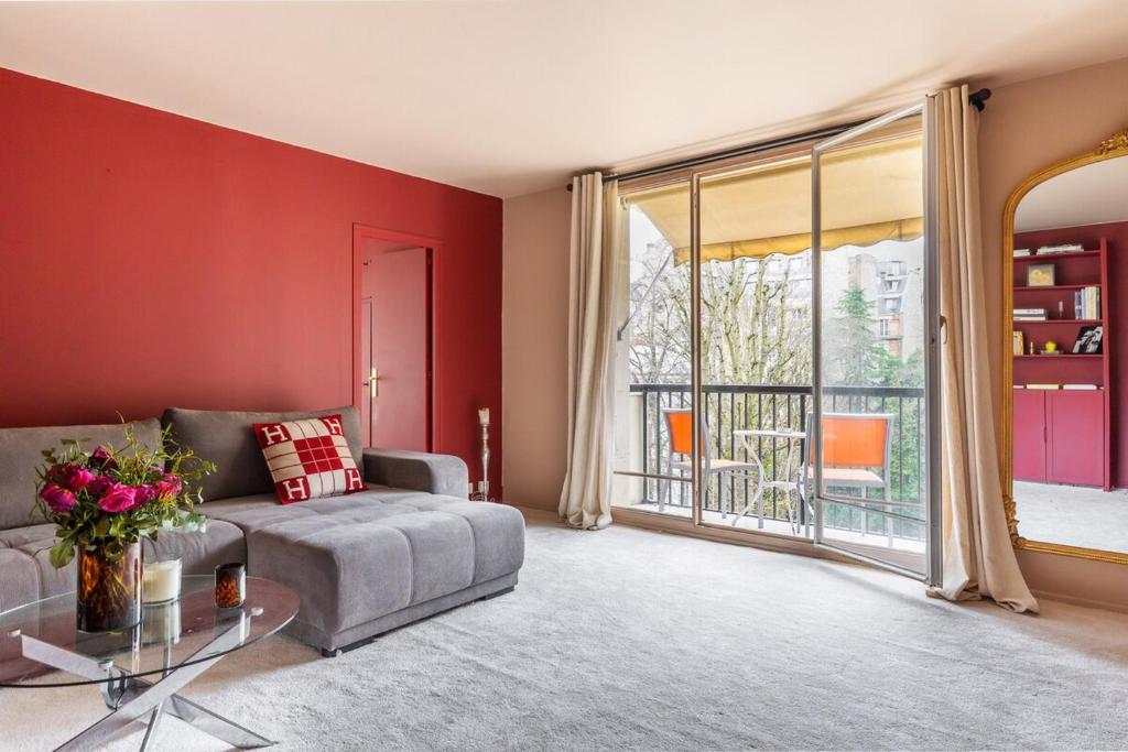 - un salon avec des murs rouges et un canapé dans l'établissement Trocadéro Love, à Paris