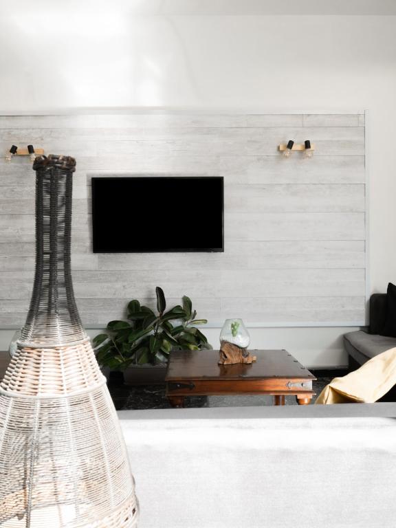 TV a/nebo společenská místnost v ubytování City Plus Rhodes Hotel