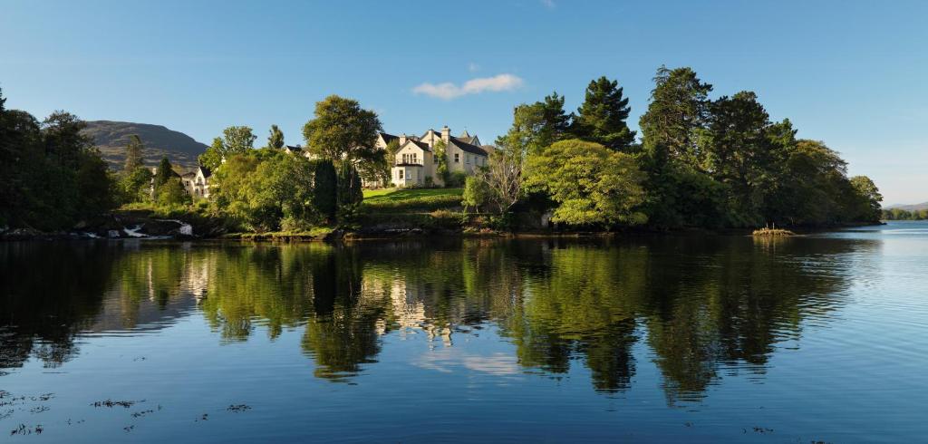 una casa a orillas de un lago en Sheen Falls Lodge en Kenmare