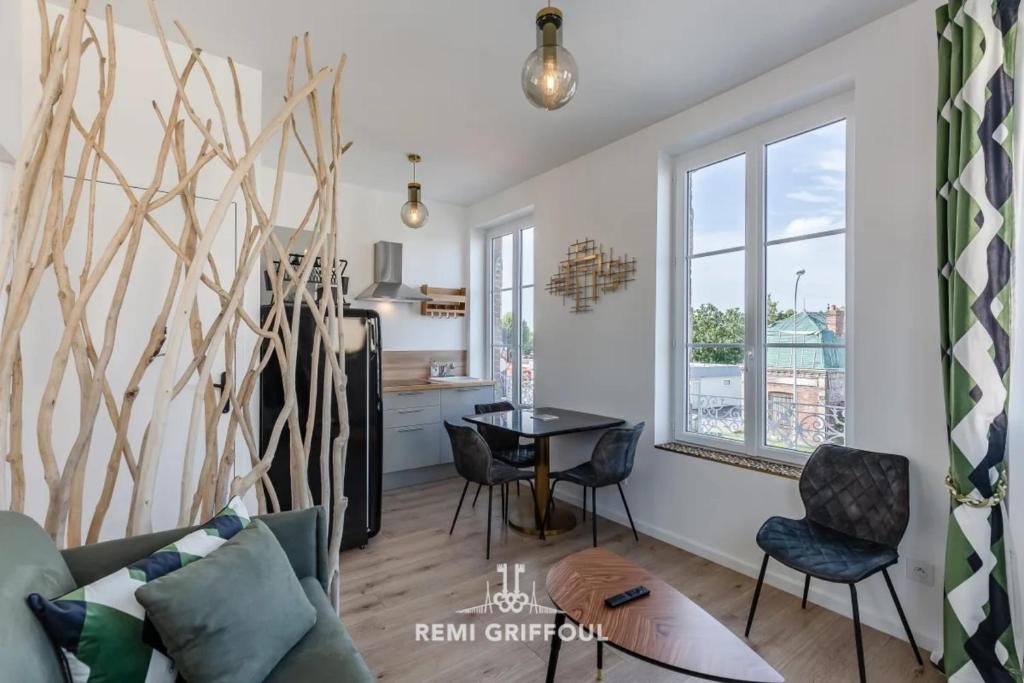 un salon avec un canapé et une table dans l'établissement Le Vannier Private Garage Balcony 2 Guests, à Honfleur