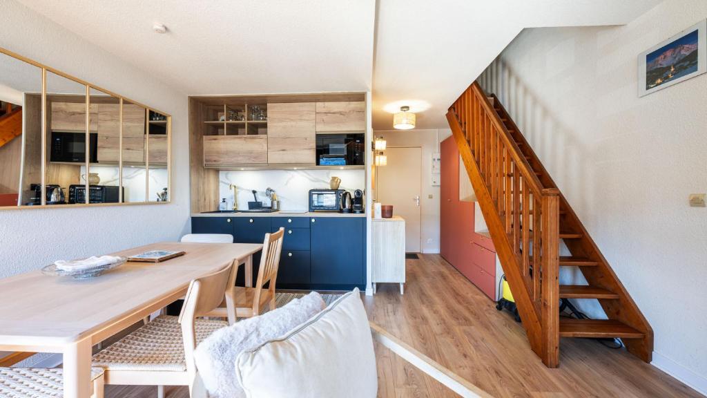 une cuisine et une salle à manger avec une table et un escalier dans l'établissement Grand Horizon 1 N401 - 3P6, à Morillon
