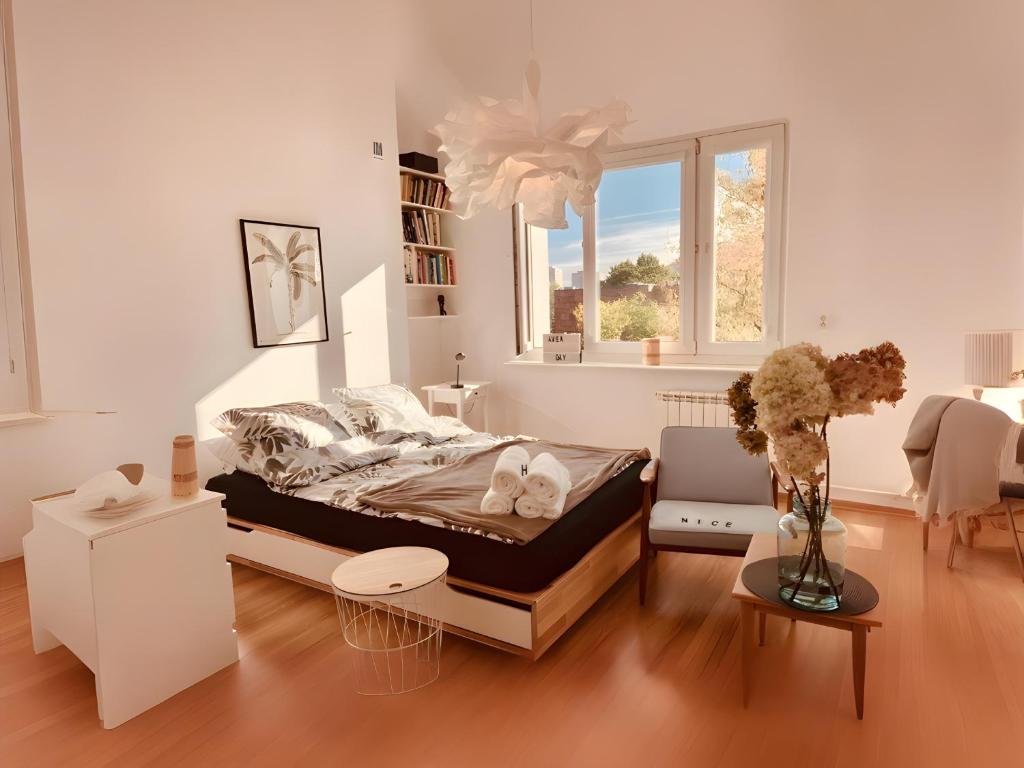 Ένα ή περισσότερα κρεβάτια σε δωμάτιο στο Spacious, quiet and bright apartment, close center - Mokotów air-conditioned rooms
