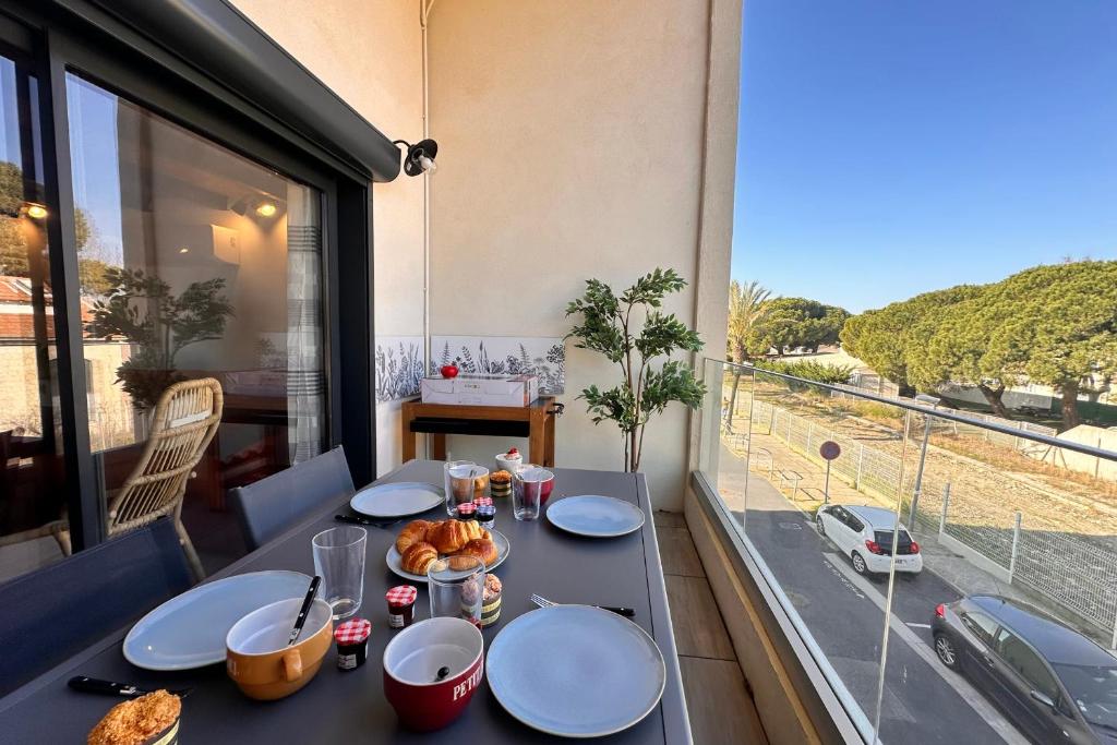 - une table avec de la nourriture sur un balcon avec vue dans l'établissement Appartement 