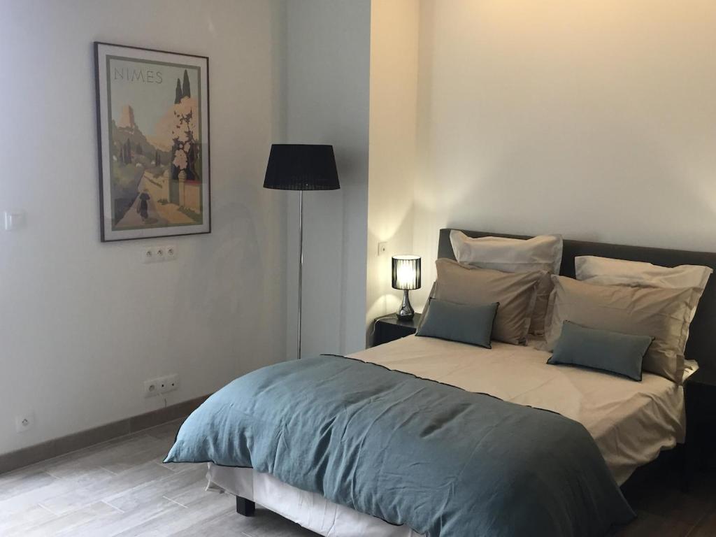 une chambre avec un grand lit avec deux oreillers dans l'établissement Studio centre ville avec vue sur les toits, à Nîmes