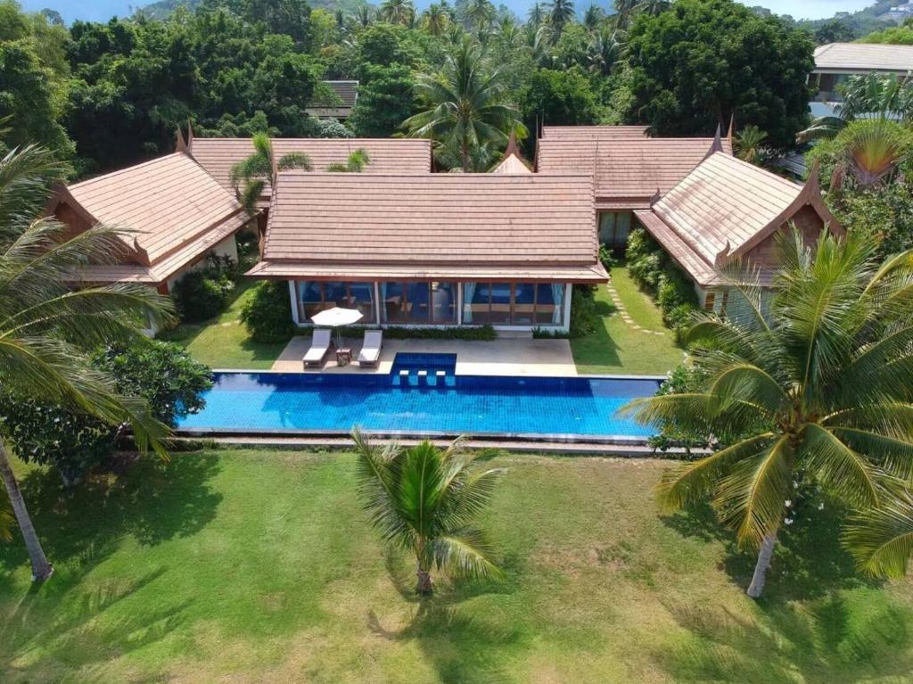 an aerial view of a house with a swimming pool at MJ Beautiful sunset beach house in Ban Na We