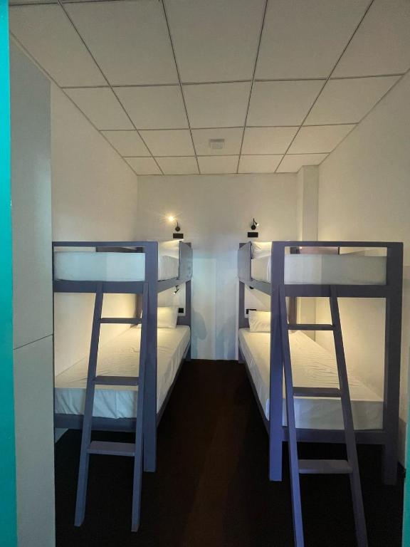 Postel nebo postele na pokoji v ubytování Journey Junction Hostel