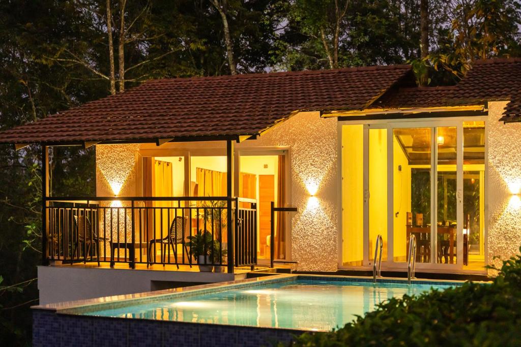 Bazén v ubytování Tealawn Pool Villa, Munnar nebo v jeho okolí