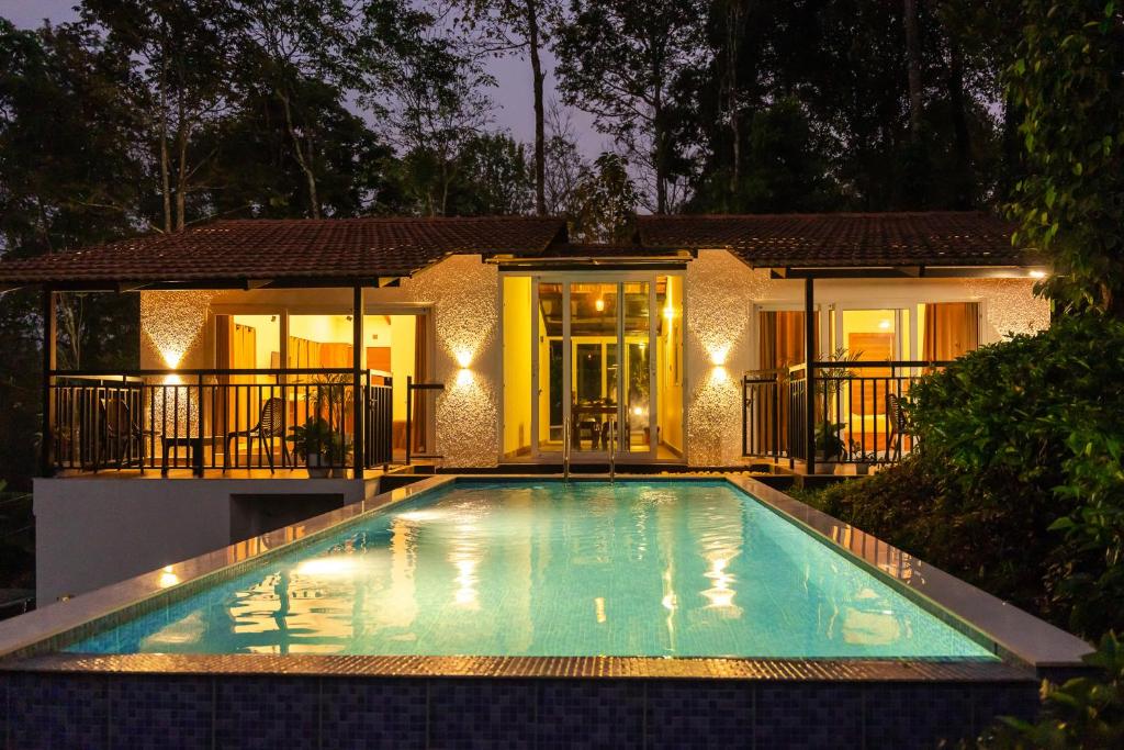 Bazén v ubytování Tealawn Pool Villa, Munnar nebo v jeho okolí