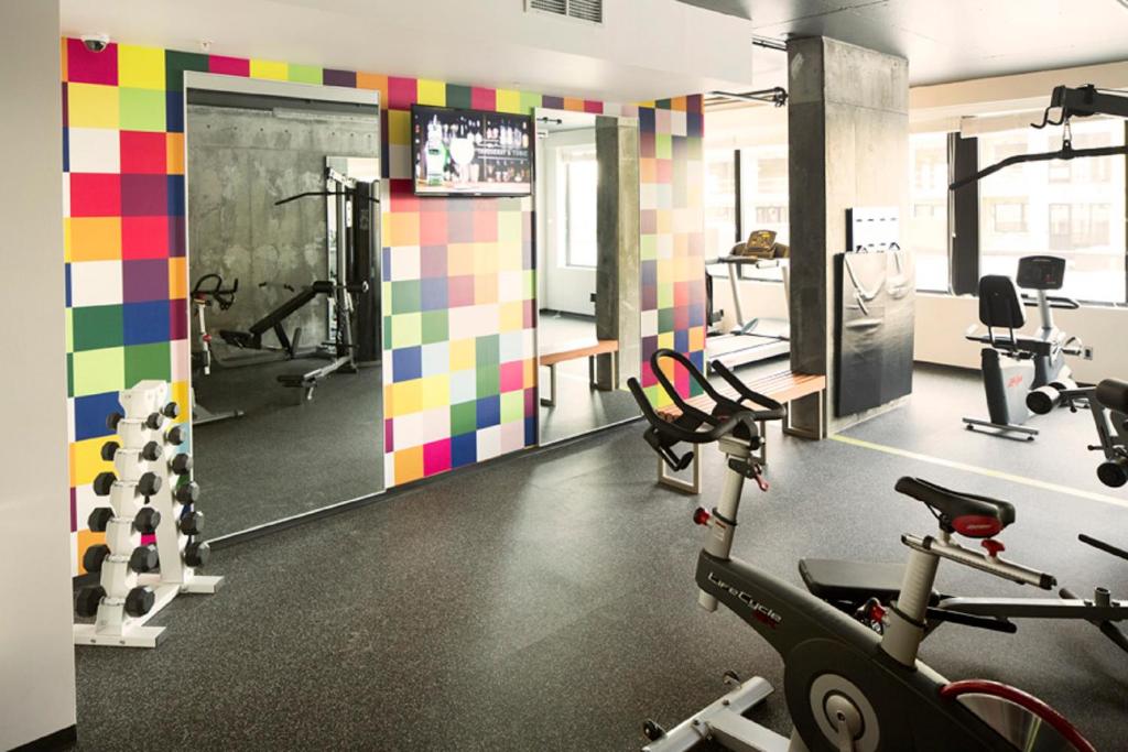 Alt Hotel Ottawa Downtownにあるフィットネスセンターまたはフィットネス設備