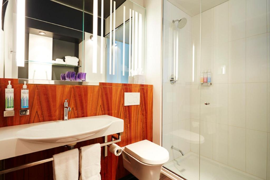 オタワにあるAlt Hotel Ottawa Downtownのバスルーム(洗面台、トイレ、シャワー付)