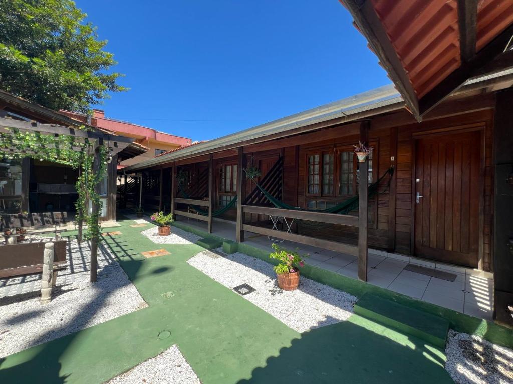 eine Veranda eines Hauses mit einem grünen Hof in der Unterkunft Residencial Alvorada in Bombinhas