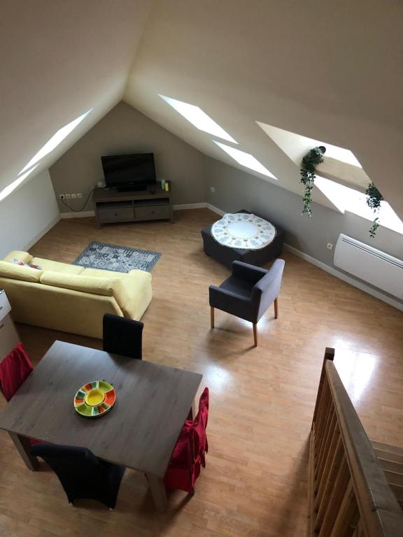 un salon avec un canapé et une table dans l'établissement Le Voyageur A la plage vue mer, à Berck-sur-Mer