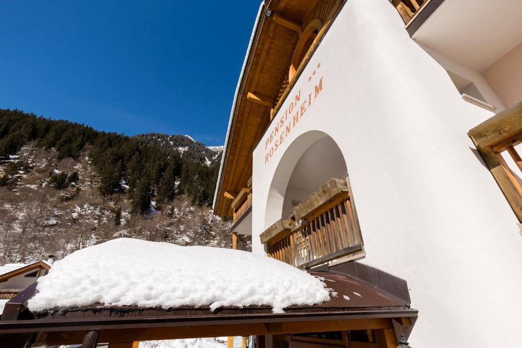 Nespecifikovaný výhled na hory nebo výhled na hory při pohledu z hotelu