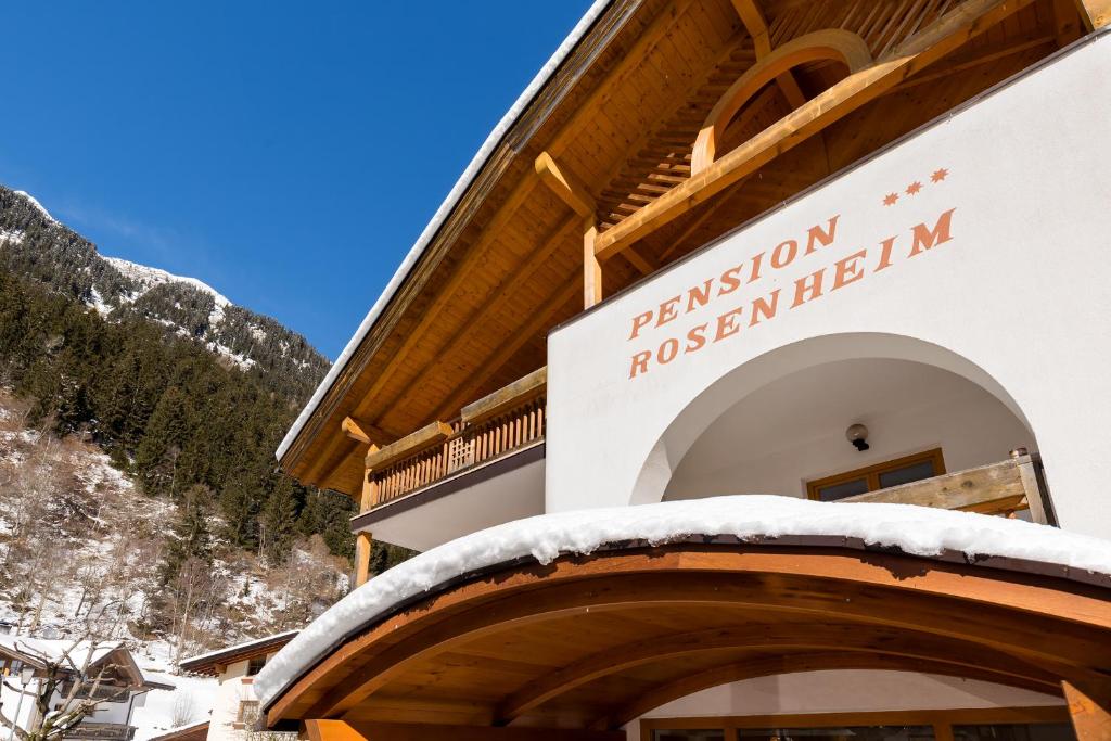 Nespecifikovaný výhled na hory nebo výhled na hory při pohledu z hotelu