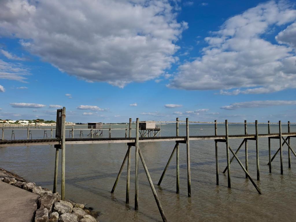 - un quai dans l'eau à côté de la plage dans l'établissement Appartement à Angoulins-sur-Mer - 2 Chambres, 5 Pers, Proche Plages - FR-1-706-25, à Angoulins-sur-Mer