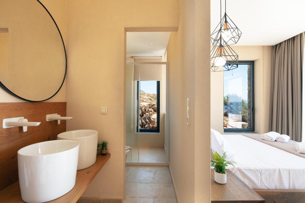 Koupelna v ubytování Seafront elegant villas, with infinity pools & devine views!