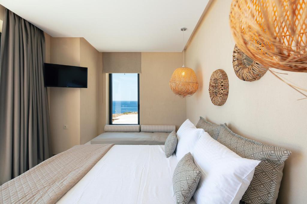 Postel nebo postele na pokoji v ubytování Seafront elegant villas, with infinity pools & devine views!