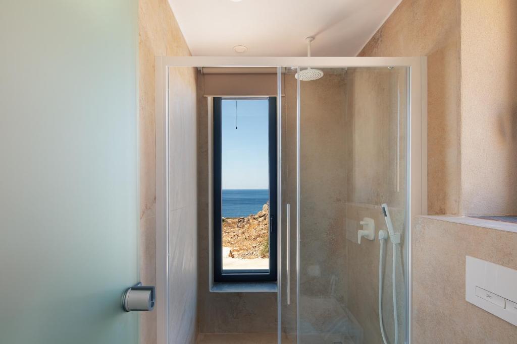 Koupelna v ubytování Seafront elegant villas, with infinity pools & devine views!