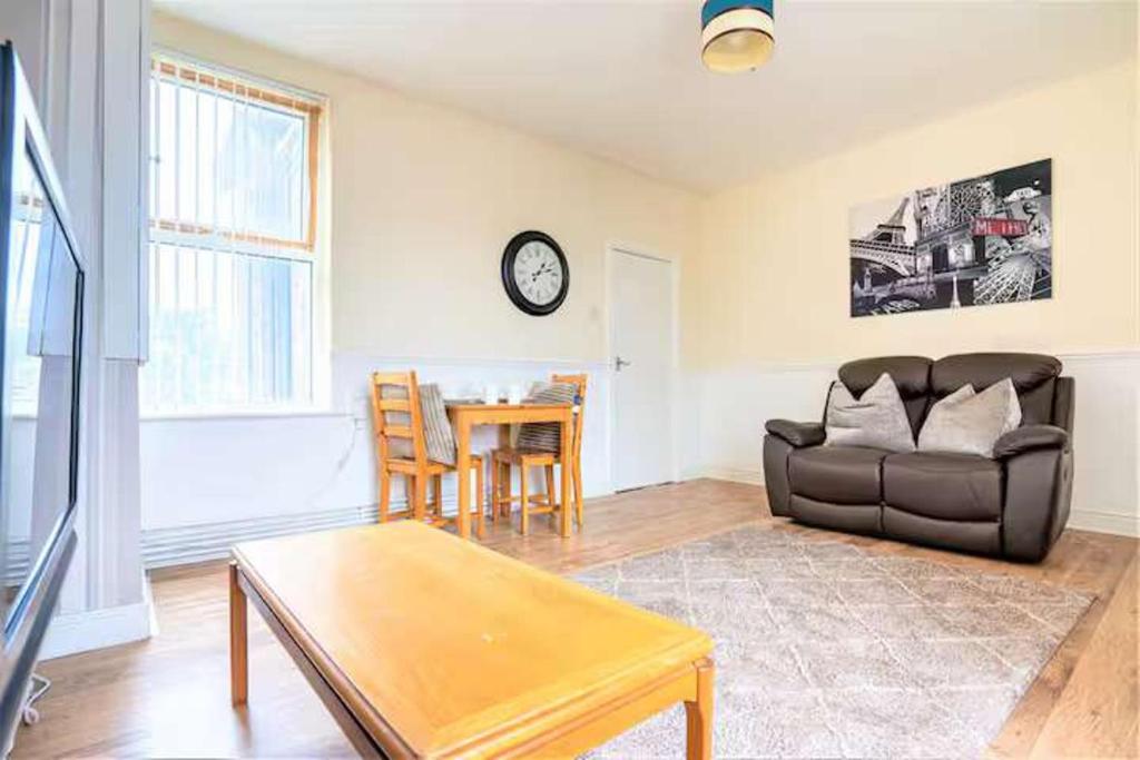 Travellers Economic Stays in Orrell Park - Departamento