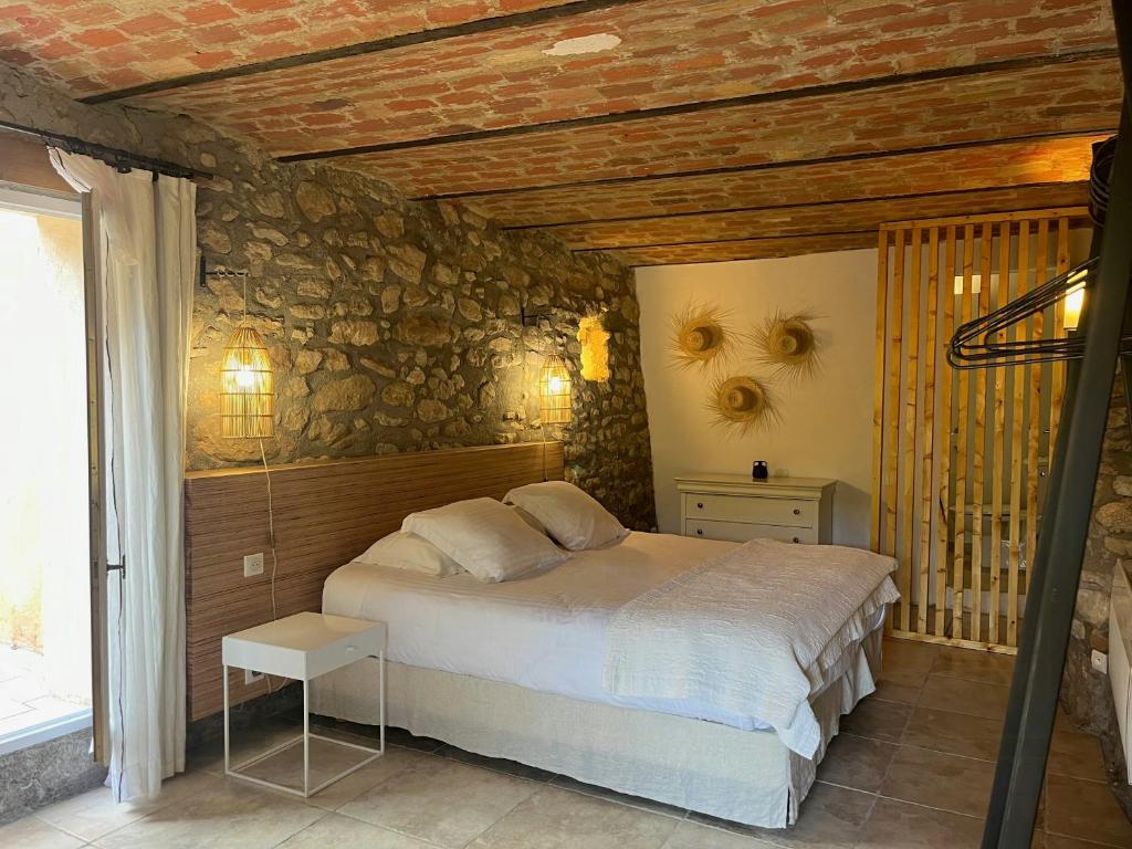 Postel nebo postele na pokoji v ubytování Historic Bastide With Private Pool In The Luberon