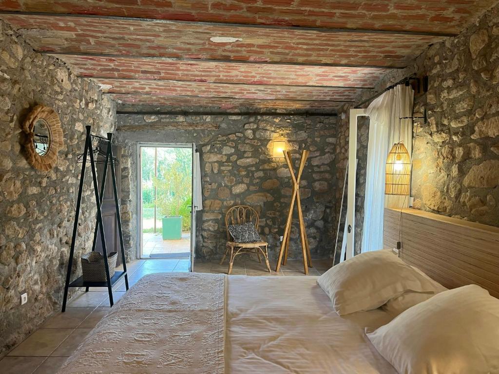 Postel nebo postele na pokoji v ubytování Historic Bastide With Private Pool In The Luberon