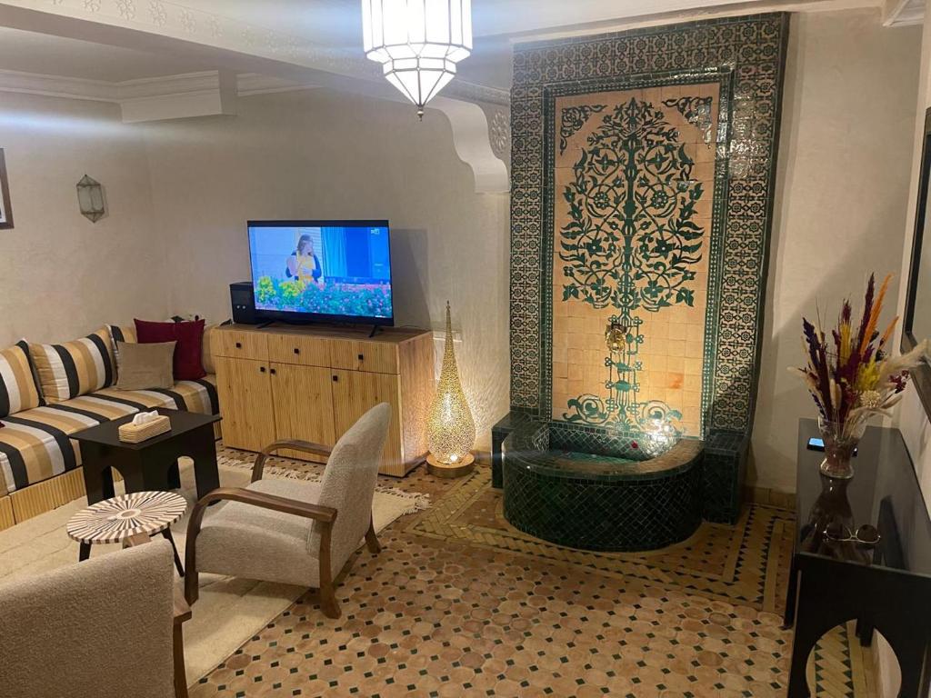 TV a/nebo společenská místnost v ubytování Riad Dar Lamia